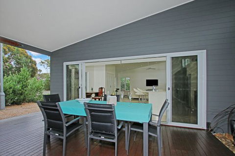 Poolside - Accommodation 4U 5