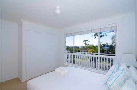 Poolside - Accommodation 4U 8