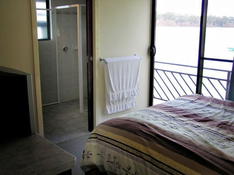 Takeme2 Houseboat - Accommodation 4U 3