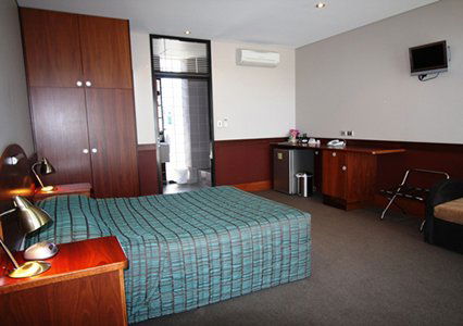 Highlander Hotel Bar Kitchen Rooftop - Accommodation 4U 2