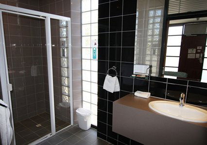 Highlander Hotel Bar Kitchen Rooftop - Accommodation 4U 4