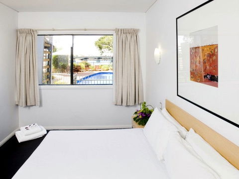 Majestic Oasis Apartments - Accommodation 4U 2