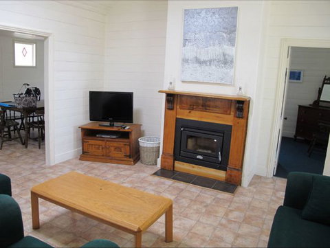 Holly's Holiday Home - Accommodation 4U 3