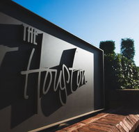 The Houston Wagga - Accommodation 4U