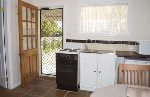 Almond Tree Cottage - Accommodation 4U 2