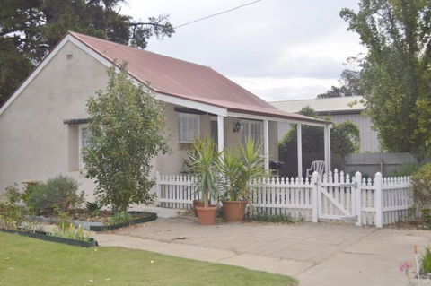 Almond Tree Cottage - Accommodation 4U 4