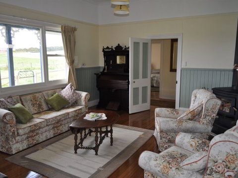 Beth's Cottage Roaring 40s - Accommodation 4U 3
