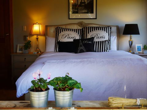 La Perrie Chalet Bed And Breakfast - Accommodation 4U 0