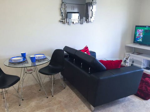 Studio 18 - Accommodation 4U 2