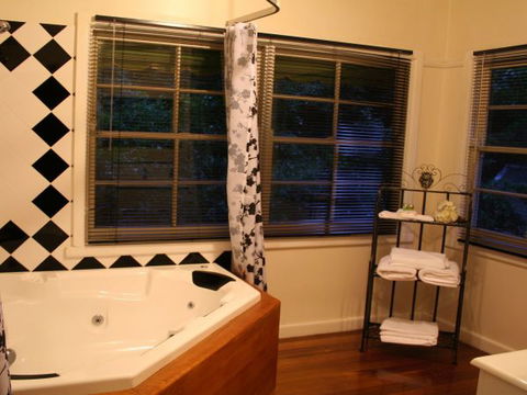 Tudor Cottages Mount Dandenong - Accommodation 4U 1