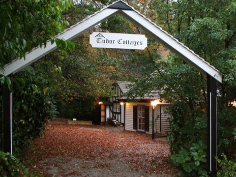 Tudor Cottages Mount Dandenong - Accommodation 4U 2