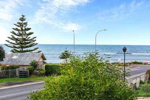 Ariadne - A Hop Skip And A Jump To The Beach With Sea Views - Accommodation 4U 0