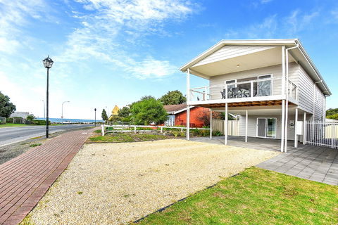 Ariadne - A Hop Skip And A Jump To The Beach With Sea Views - Accommodation 4U 9
