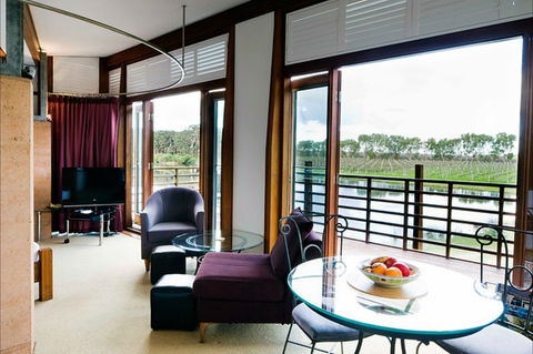 Bettenay's Lakeside Chalets And Luxury Spa Apartment - Accommodation 4U 0
