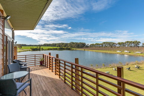 Bettenay's Lakeside Chalets And Luxury Spa Apartment - Accommodation 4U 1