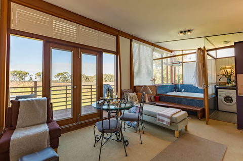 Bettenay's Lakeside Chalets And Luxury Spa Apartment - Accommodation 4U 2