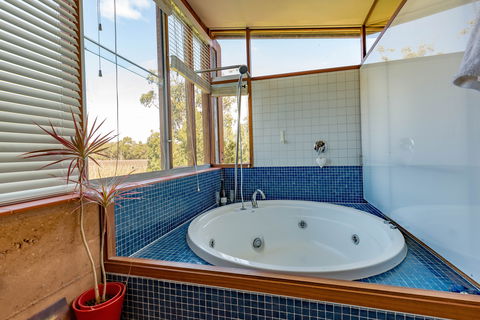 Bettenay's Lakeside Chalets And Luxury Spa Apartment - Accommodation 4U 3