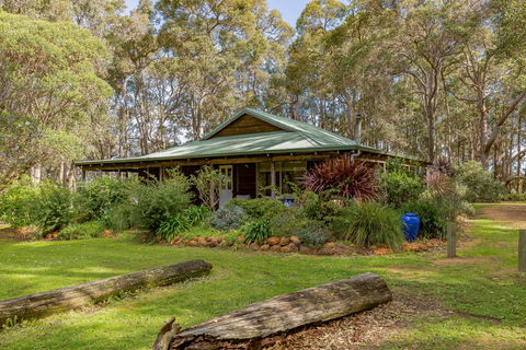 Bettenay's Lakeside Chalets And Luxury Spa Apartment - Accommodation 4U 4
