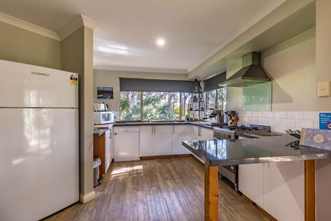 Bettenay's Lakeside Chalets And Luxury Spa Apartment - Accommodation 4U 5