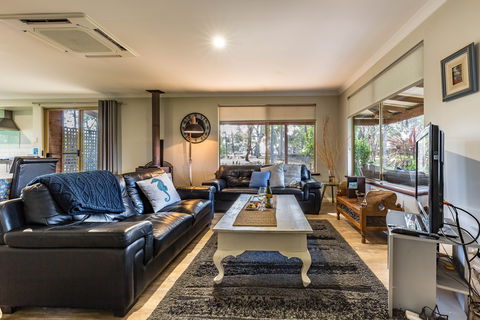 Bettenay's Lakeside Chalets And Luxury Spa Apartment - Accommodation 4U 6