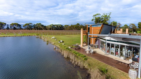 Bettenay's Lakeside Chalets And Luxury Spa Apartment - Accommodation 4U 7