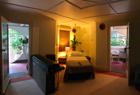 Eastern Beach Art House - Accommodation 4U 6