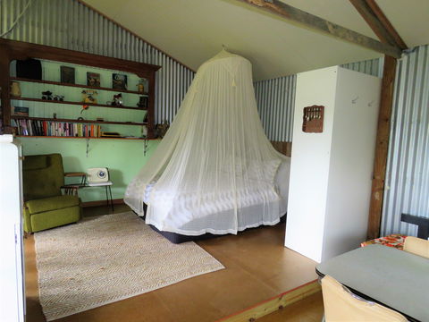 Fig Tree Retro Studio - Accommodation 4U 5