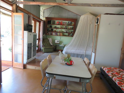 Fig Tree Retro Studio - Accommodation 4U 7