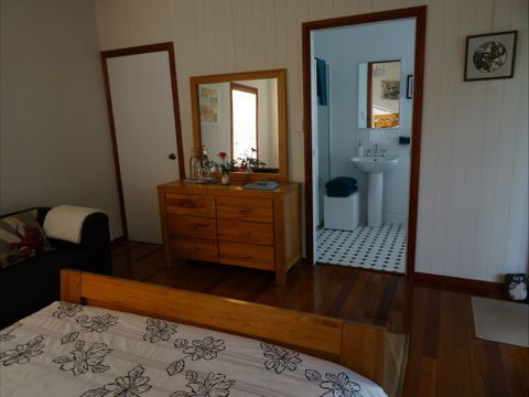 Le Piaf On Treasure Bed And Breakfast - Accommodation 4U 5