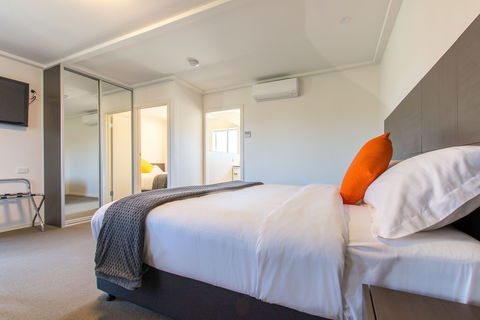 Mick O'Shea's - Accommodation 4U 5