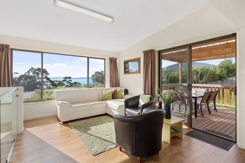 Mirramar House - Accommodation 4U 8