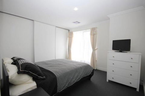 Oaklands Junction - Accommodation 4U 3