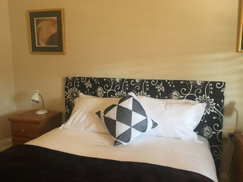 Robina: Bathurst Self Contained Accommodation - Accommodation 4U 1