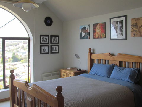High On Penguin - Accommodation 4U 5