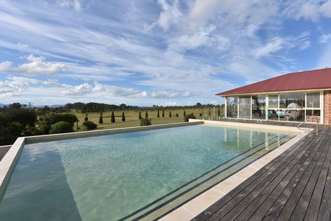 Noble Willow Estate - Accommodation 4U 0