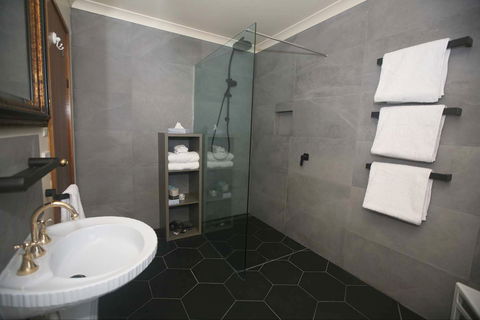 Shingles Riverside Cottages - The - Accommodation 4U 6