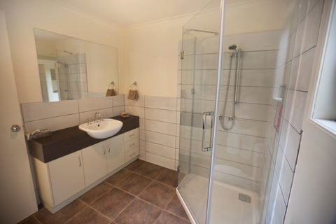 Shingles Riverside Cottages - The - Accommodation 4U 9