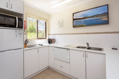 Lakeside Townhouse - Accommodation 4U 1