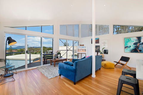 Arty Beach House At Lighthouse Beach - Accommodation 4U 1