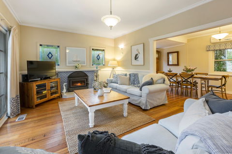 Blue Moon Cottages - Accommodation 4U 0