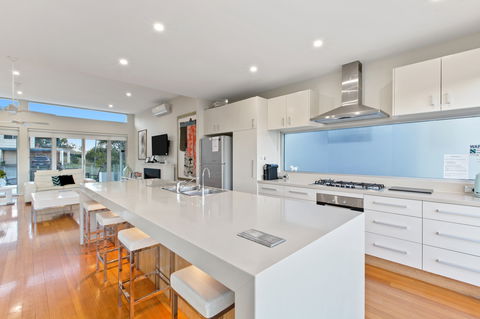 Elanora - Accommodation 4U 2