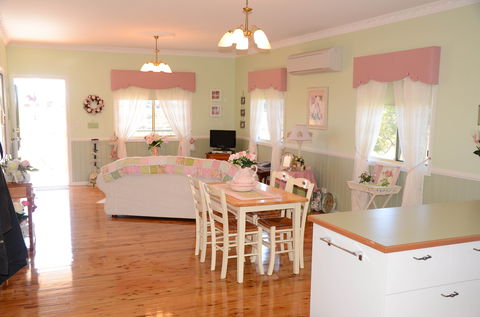 Milford Country Cottages - Accommodation 4U 1