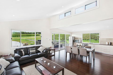 The Lake House - Accommodation 4U 2