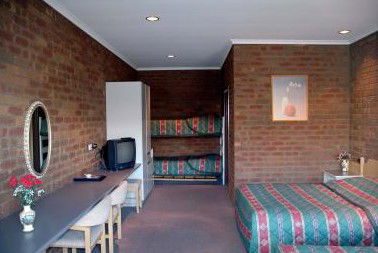 Fountain Court Motor Inn - Accommodation 4U 1