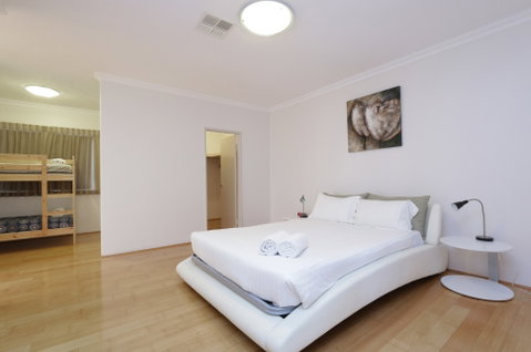 Antonas Verandah Apartments - Accommodation 4U 5