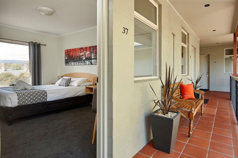 Elphin  Motel & Serviced Apartments - Accommodation 4U 1