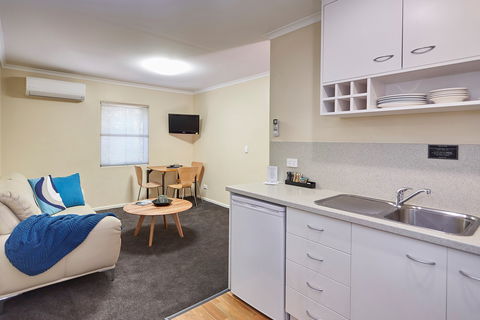 Elphin  Motel & Serviced Apartments - Accommodation 4U 2