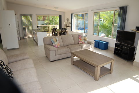 Lennox Beach Resort - Accommodation 4U 1