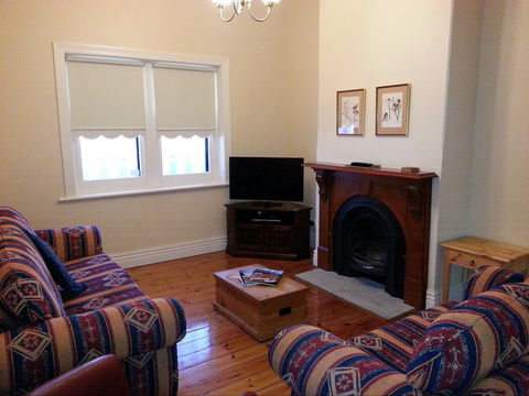 Phoenix Cottage - Accommodation 4U 1