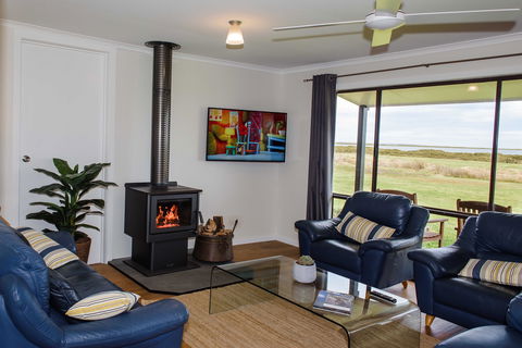 Port Albert Waterview Retreat - Accommodation 4U 2